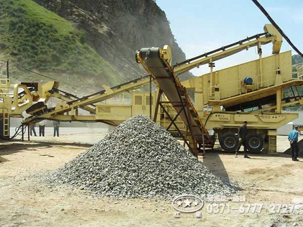 某地區(qū)移動式建筑垃圾處理生產線現場