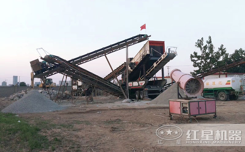 移動破碎機(jī)加工礦渣現(xiàn)場