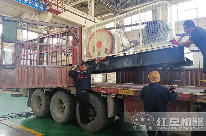 對(duì)輥制砂機(jī)裝車(chē)、準(zhǔn)備發(fā)貨