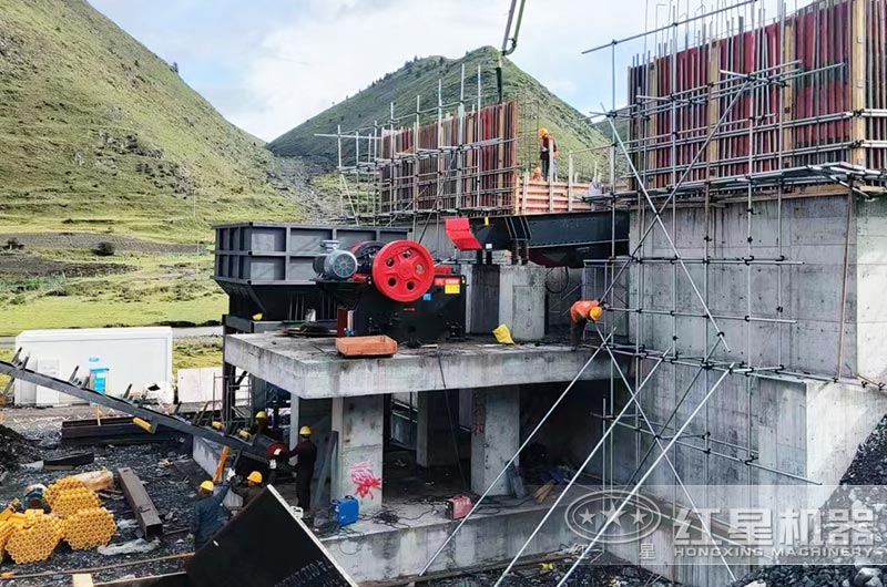 大型鄂破機工作現(xiàn)場圖片