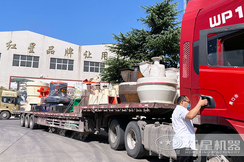 磨粉機設備裝車發(fā)貨現(xiàn)場圖片