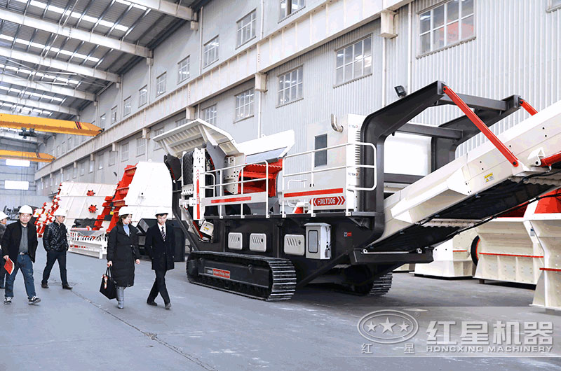 客戶一行來紅星車間考察移動(dòng)式破碎機(jī)設(shè)備