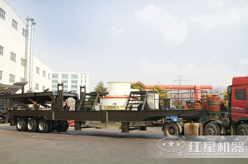 移動(dòng)制砂機(jī)掛上車(chē)頭即將開(kāi)往花崗巖粉碎場(chǎng)地