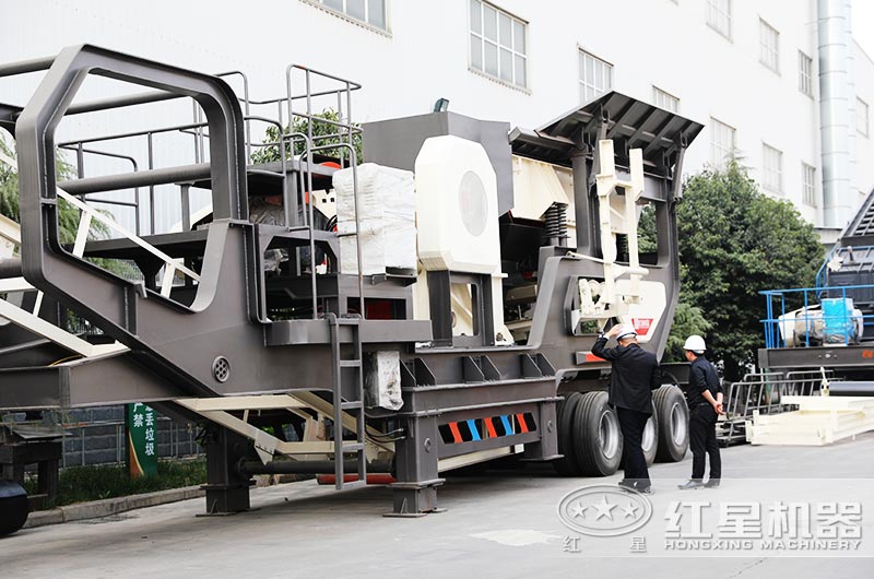 用戶(hù)來(lái)廠(chǎng)參觀(guān)考察汽車(chē)移動(dòng)破石機(jī)