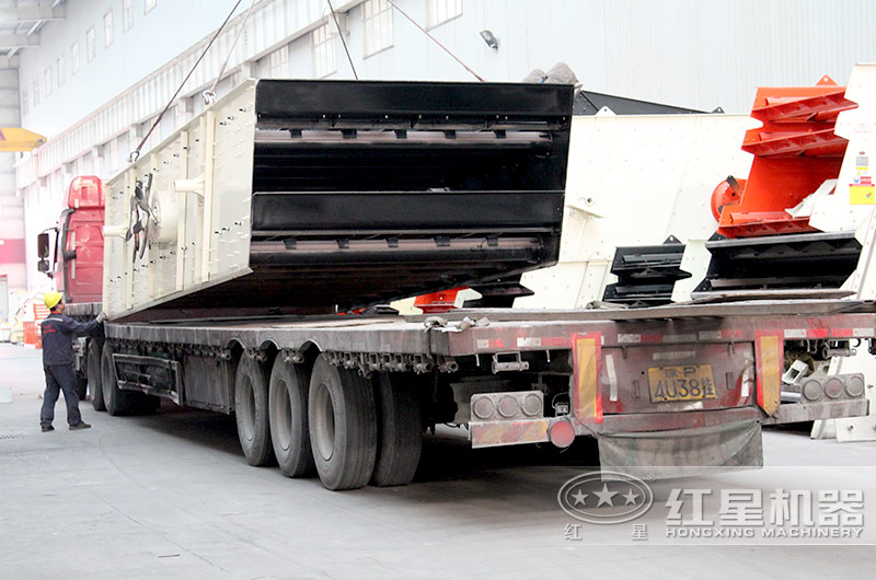 客戶訂購的振動(dòng)篩裝車中，準(zhǔn)備發(fā)貨